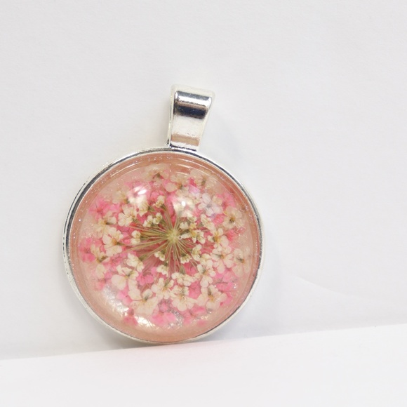 Handmade dried flower in resin pendant - Picture 2 of 3